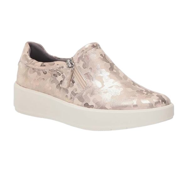 Clarks Women's Layton Step Sneakers Ivory Size 7 1/2 W - Picture 1 of 6